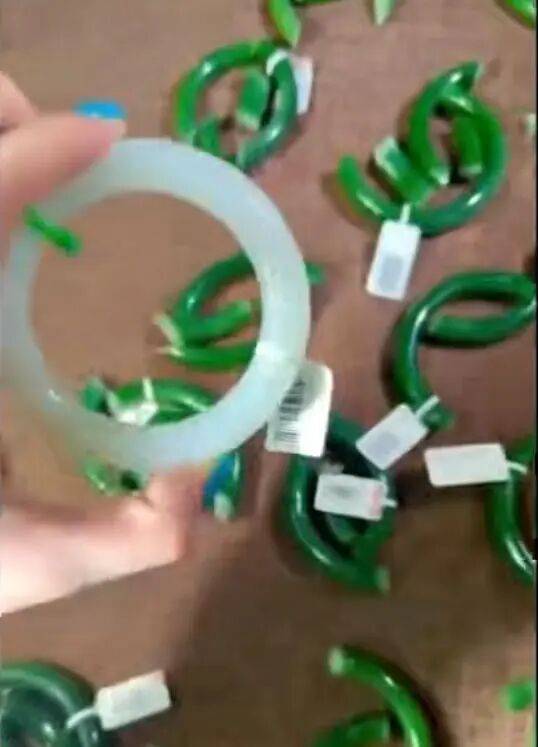 苏州一20岁店员不小心摔碎一盒玉镯损失百万<strong></p>
<p>新闻资讯</strong>，老板未要赔偿安慰小伙别有压力