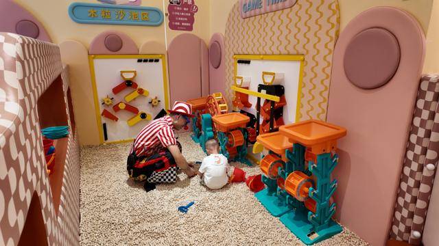 海底捞<strong></p>
<p>新闻资讯</strong>，和西贝“抢娃”