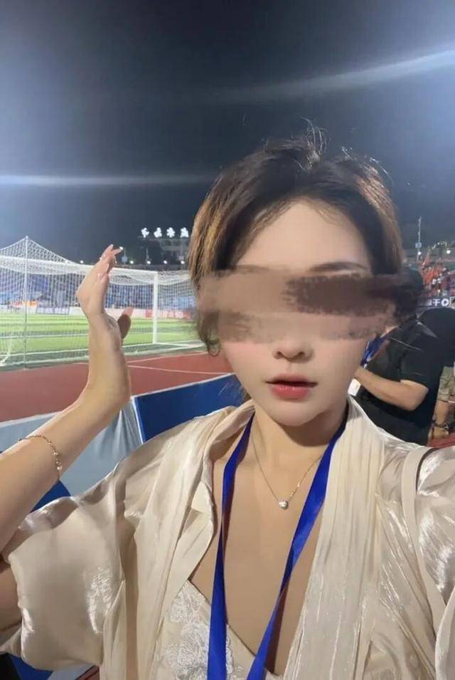 湖南一女主播被伪装的包裹炸伤<strong></p>
<p>新闻资讯</strong>，永州公安：正在核实具体情况