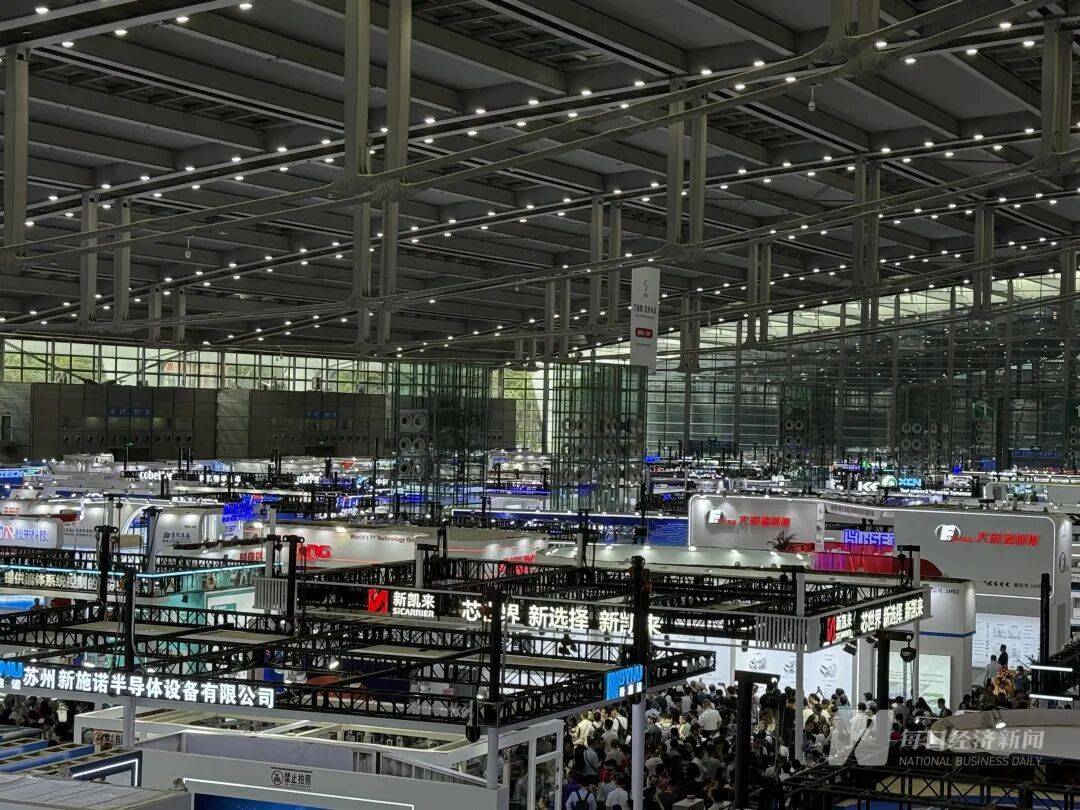 “我们特地赶早来的<strong></p>
<p>新闻资讯</strong>，你们的光刻机在哪里？”深圳一家成立才几年的公司，今天爆火！