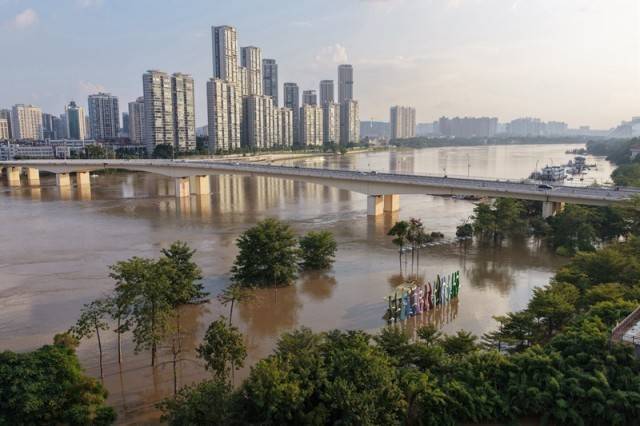 百色多个村庄被困水中已超半月<strong></p>
<p>林俊杰资讯台微博新浪</strong>，长涝难退为何重演？