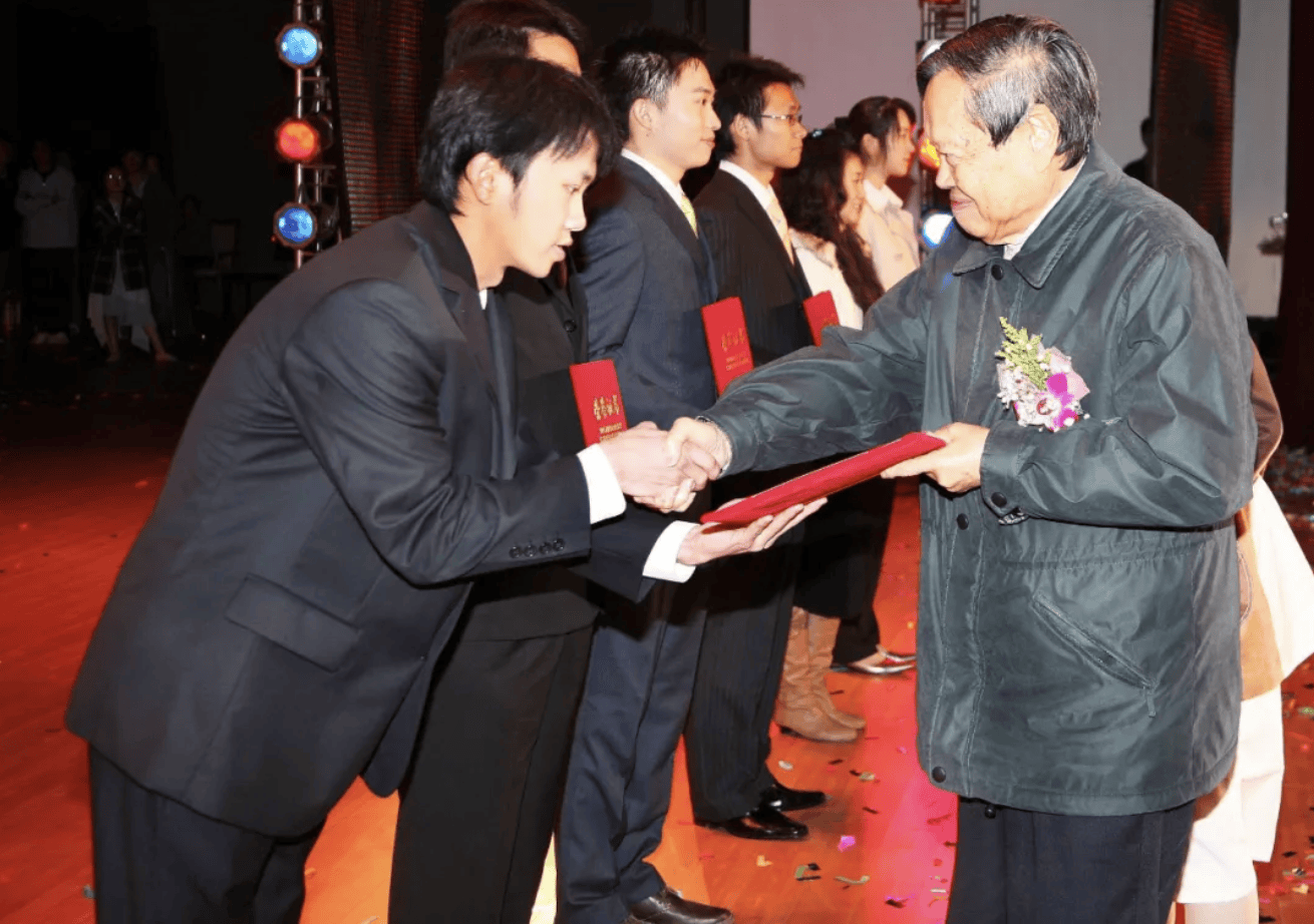 杨振宁为什么连续32年担任东莞理工学院名誉校长<strong></p>
<p>张店卓创资讯怎么样</strong>？