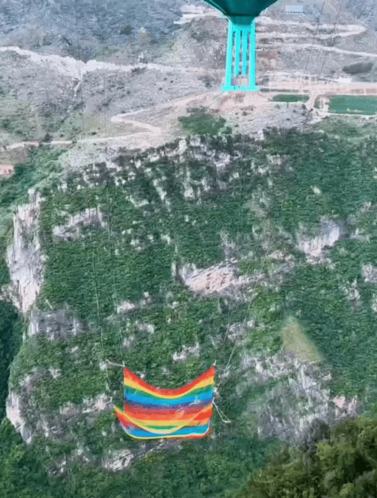 贵州花江峡谷大桥无绳蹦极引热议<strong></p>
<p>张店卓创资讯怎么样</strong>，工作人员：20-50米高度自选，下方有160㎡安全网接住