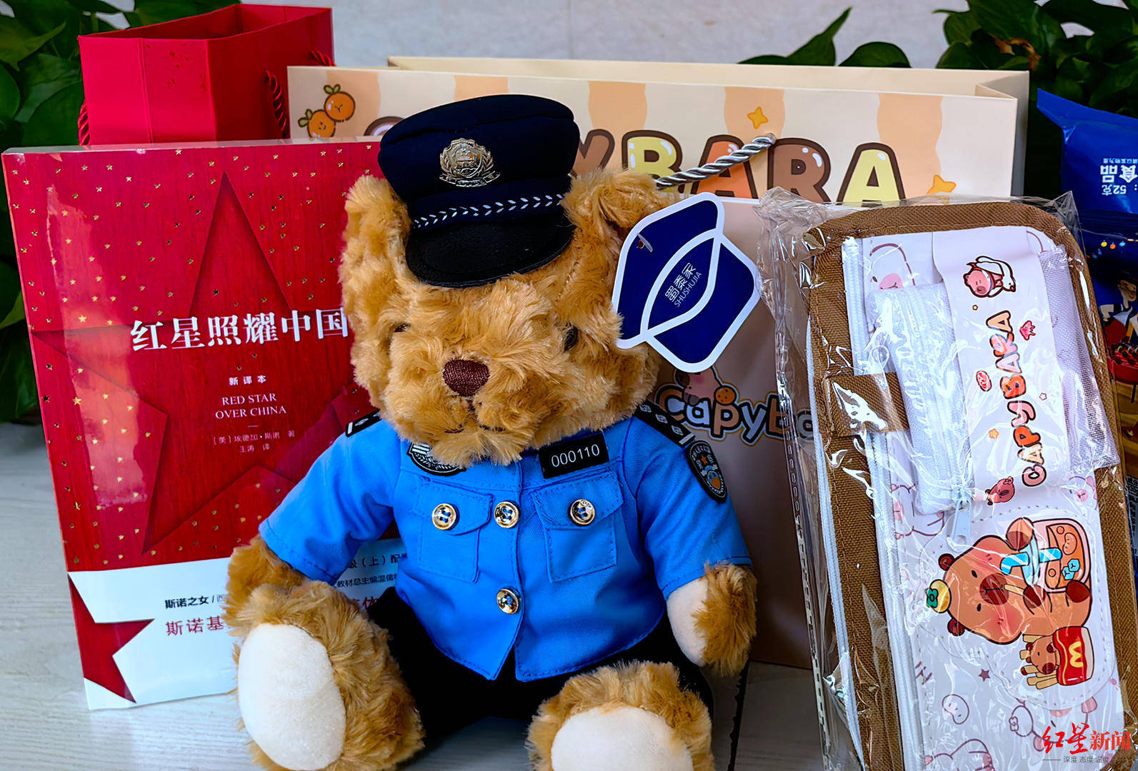 初二男生捡到1.4万余元现金<strong></p>
<p>西安博通资讯股份</strong>，淡定拍视频后报警物归失主，民警送“奖”到校园