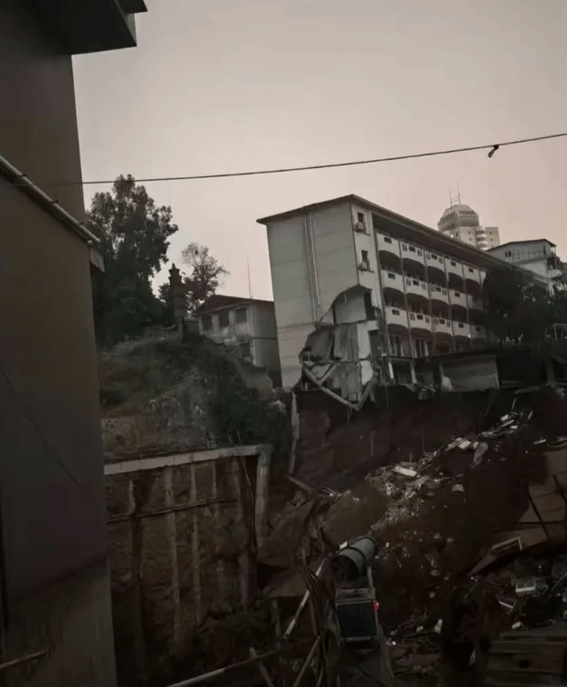 近4000人小学突发坍塌形成巨大坑洞<strong></p>
<p>西安博通资讯股份</strong>，操场塌下去一半，“还好发生在夜里”