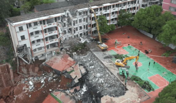 近4000人小学突发坍塌形成巨大坑洞<strong></p>
<p>西安博通资讯股份</strong>，操场塌下去一半，“还好发生在夜里”