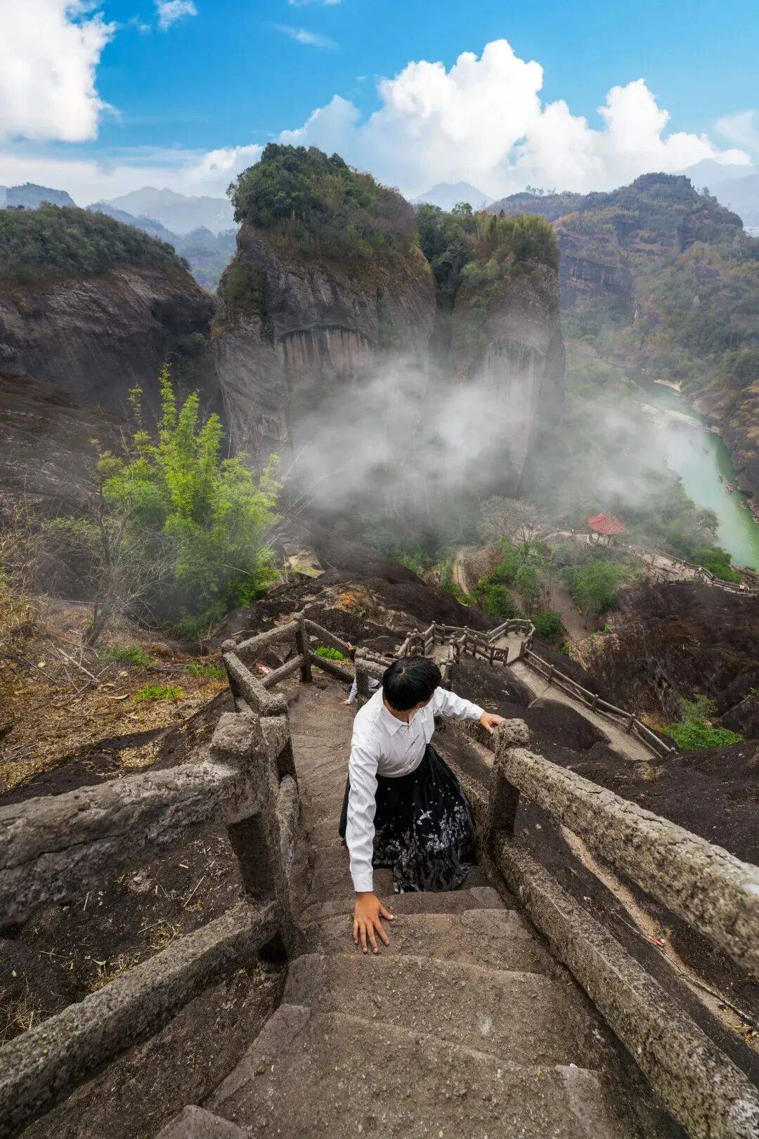 为什么年轻人迷上了爬山？ | 秋高气爽<strong></p>
<p>西安博通资讯股份</strong>，是时候出发了→