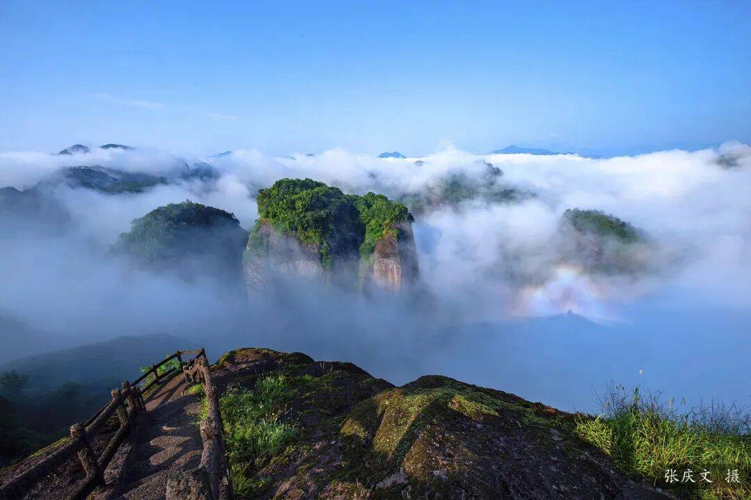 为什么年轻人迷上了爬山？ | 秋高气爽<strong></p>
<p>西安博通资讯股份</strong>，是时候出发了→