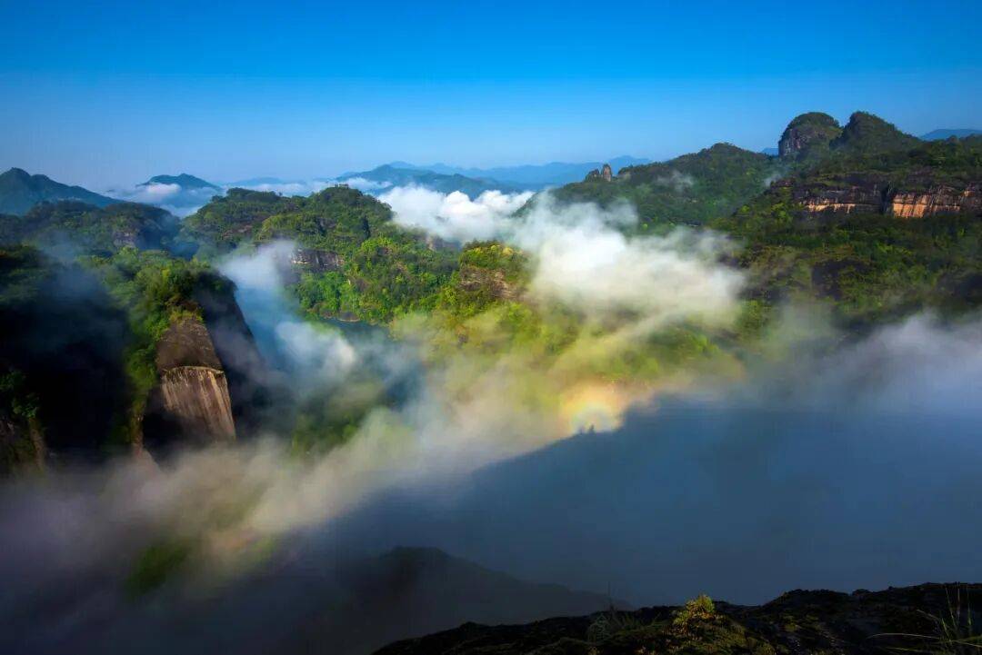 为什么年轻人迷上了爬山？ | 秋高气爽<strong></p>
<p>西安博通资讯股份</strong>，是时候出发了→