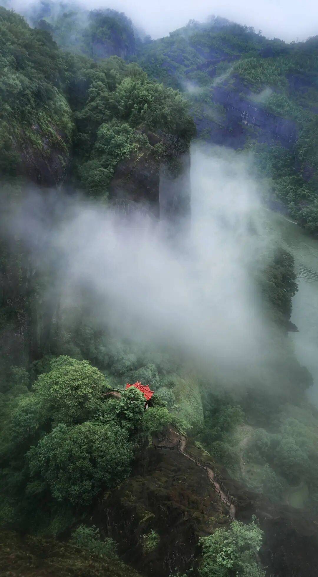 为什么年轻人迷上了爬山？ | 秋高气爽<strong></p>
<p>西安博通资讯股份</strong>，是时候出发了→