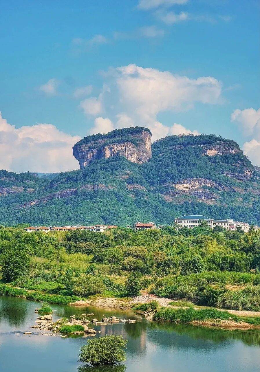 为什么年轻人迷上了爬山？ | 秋高气爽<strong></p>
<p>西安博通资讯股份</strong>，是时候出发了→