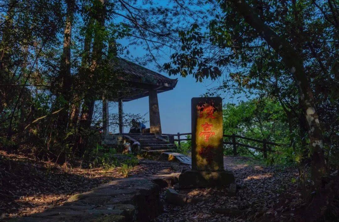 为什么年轻人迷上了爬山？ | 秋高气爽<strong></p>
<p>西安博通资讯股份</strong>，是时候出发了→