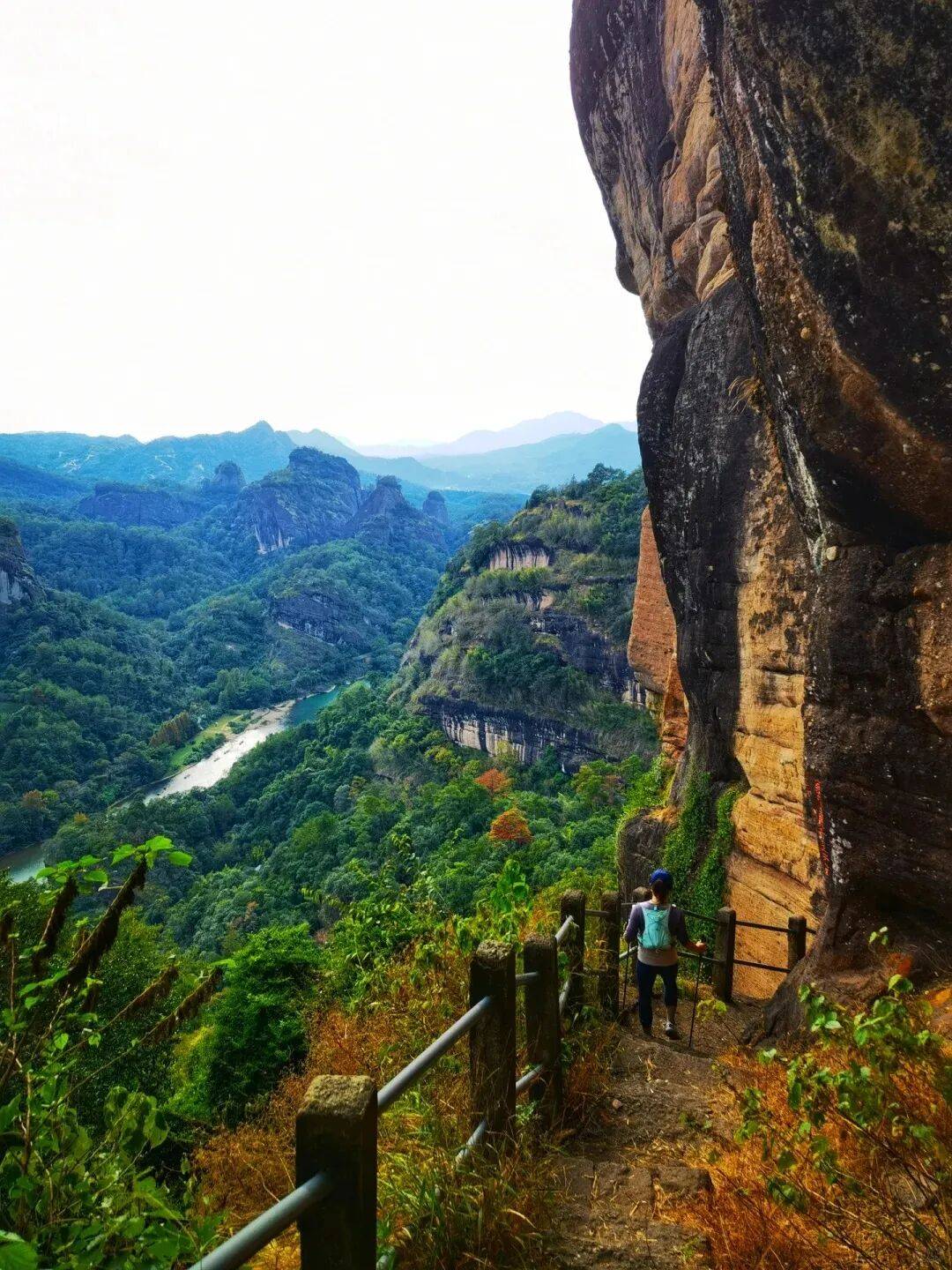 为什么年轻人迷上了爬山？ | 秋高气爽<strong></p>
<p>西安博通资讯股份</strong>，是时候出发了→