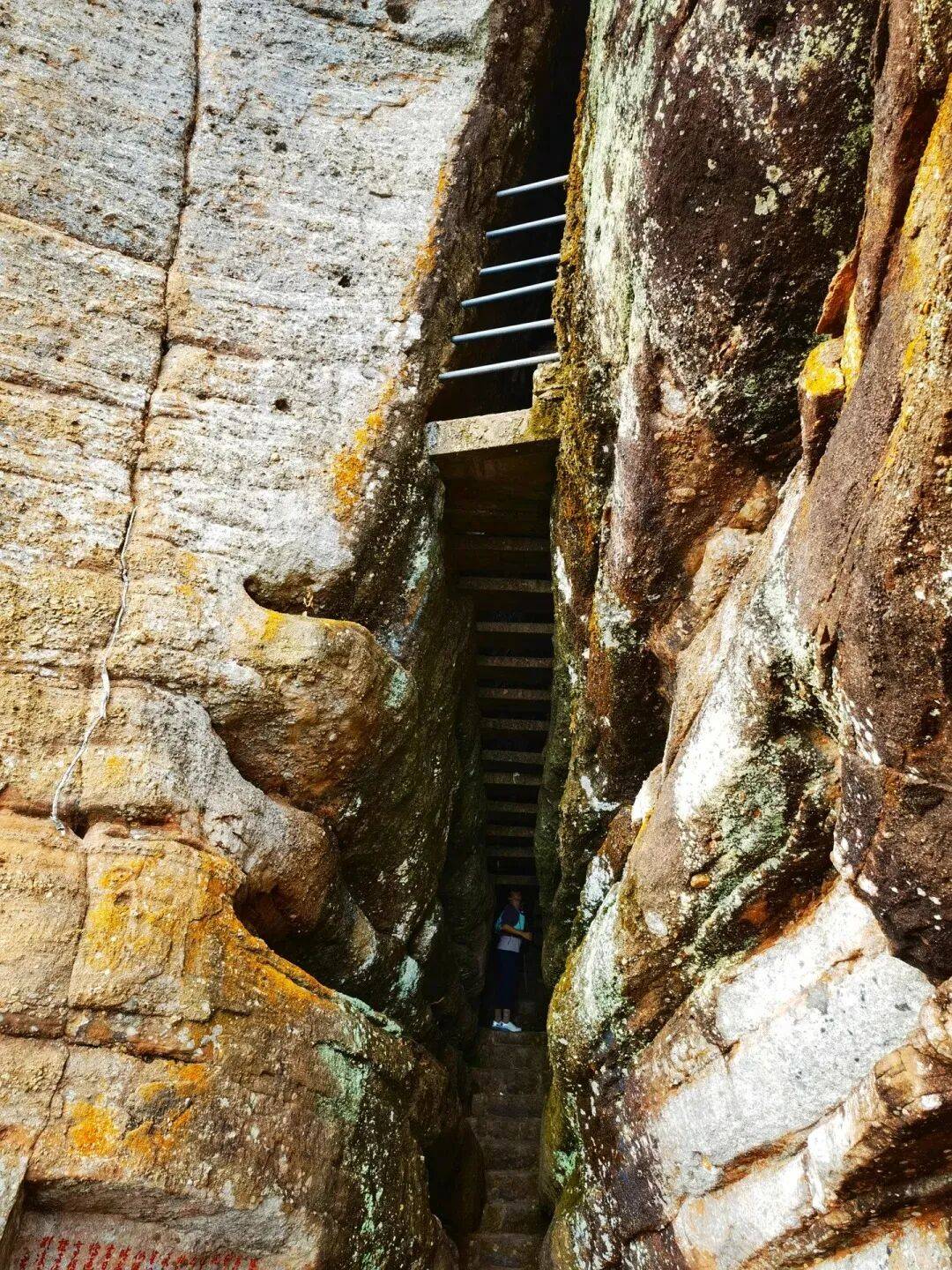 为什么年轻人迷上了爬山？ | 秋高气爽<strong></p>
<p>西安博通资讯股份</strong>，是时候出发了→