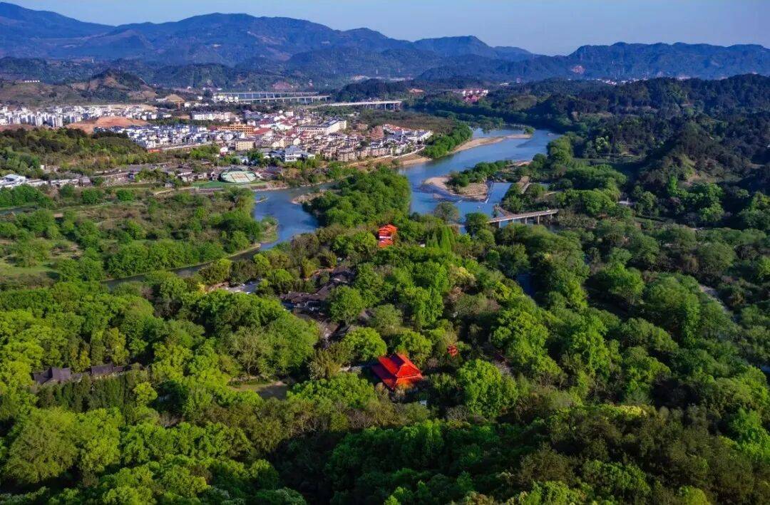 为什么年轻人迷上了爬山？ | 秋高气爽<strong></p>
<p>西安博通资讯股份</strong>，是时候出发了→