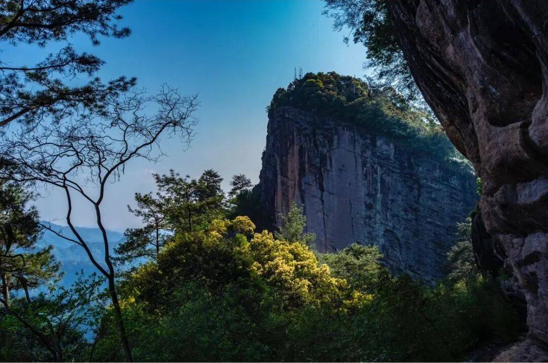 为什么年轻人迷上了爬山？ | 秋高气爽<strong></p>
<p>西安博通资讯股份</strong>，是时候出发了→