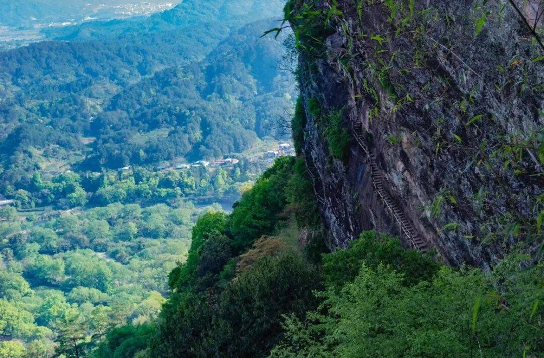 为什么年轻人迷上了爬山？ | 秋高气爽<strong></p>
<p>西安博通资讯股份</strong>，是时候出发了→