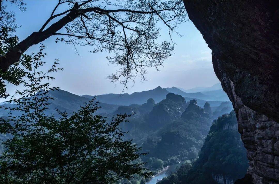 为什么年轻人迷上了爬山？ | 秋高气爽<strong></p>
<p>西安博通资讯股份</strong>，是时候出发了→