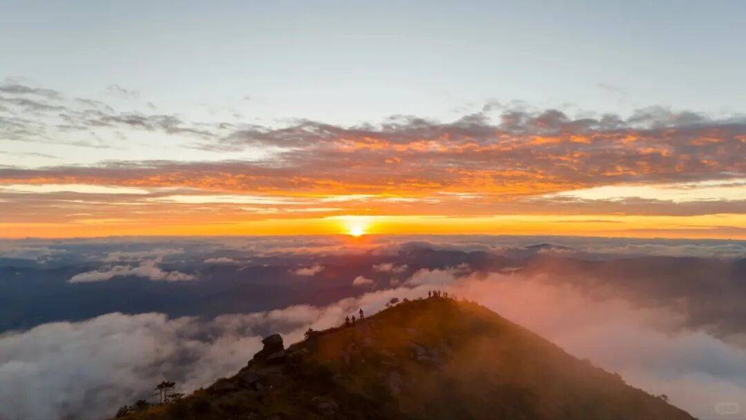 为什么年轻人迷上了爬山？ | 秋高气爽<strong></p>
<p>西安博通资讯股份</strong>，是时候出发了→