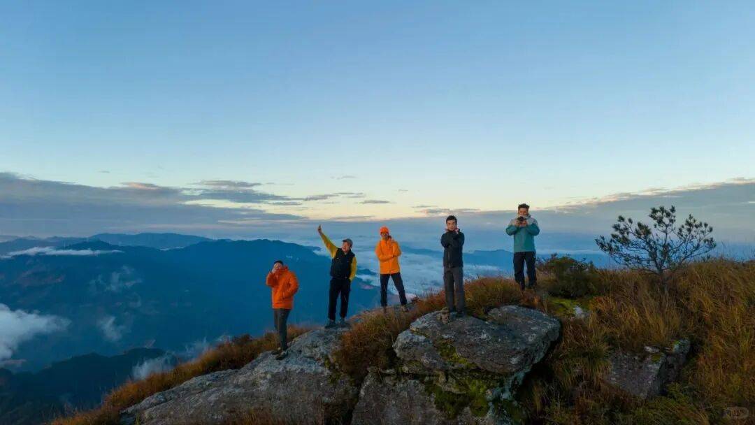 为什么年轻人迷上了爬山？ | 秋高气爽<strong></p>
<p>西安博通资讯股份</strong>，是时候出发了→