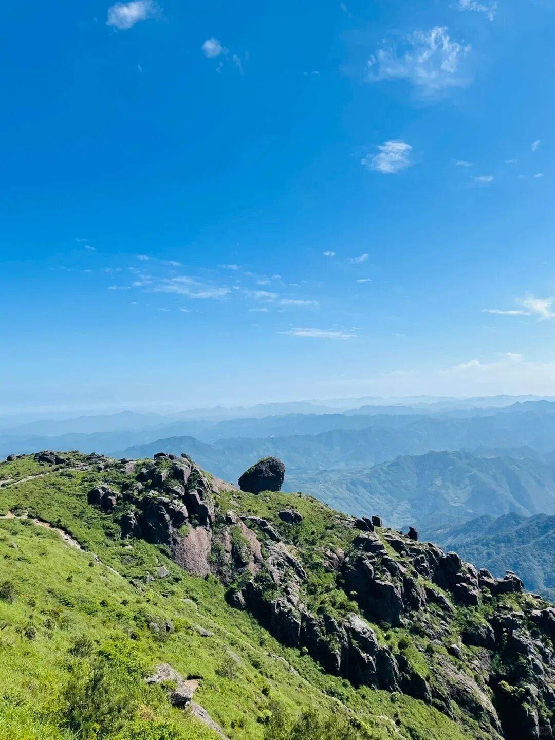 为什么年轻人迷上了爬山？ | 秋高气爽<strong></p>
<p>西安博通资讯股份</strong>，是时候出发了→