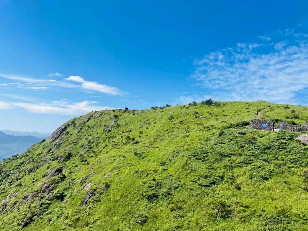 为什么年轻人迷上了爬山？ | 秋高气爽<strong></p>
<p>西安博通资讯股份</strong>，是时候出发了→