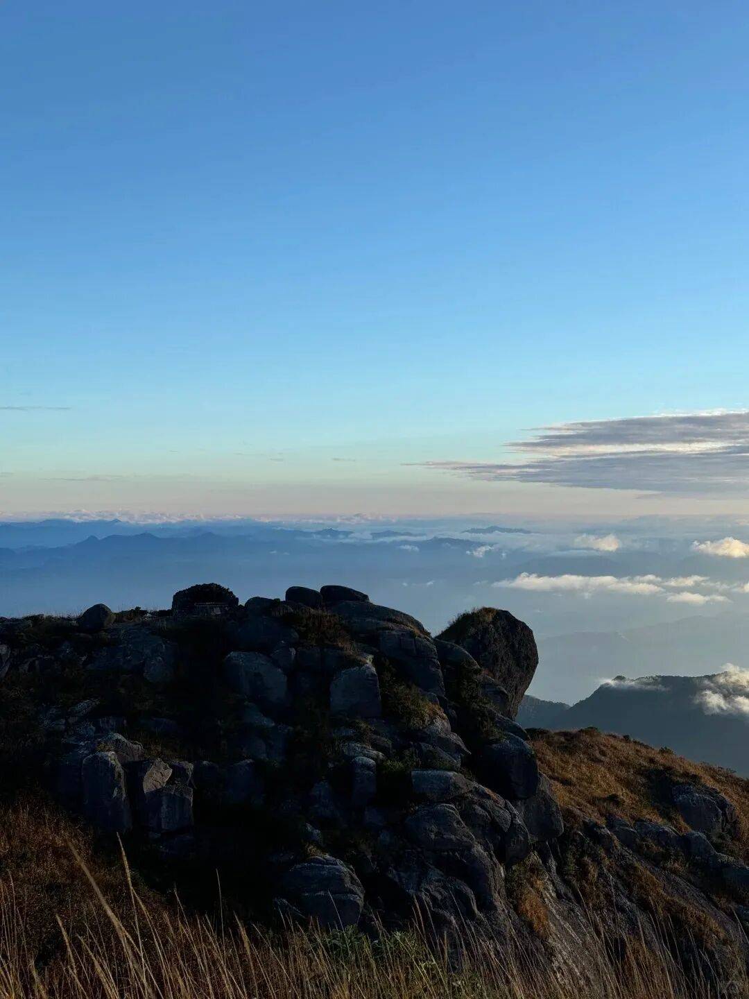 为什么年轻人迷上了爬山？ | 秋高气爽<strong></p>
<p>西安博通资讯股份</strong>，是时候出发了→