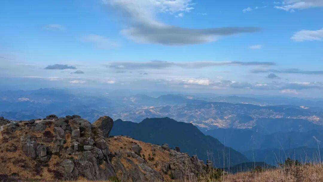 为什么年轻人迷上了爬山？ | 秋高气爽<strong></p>
<p>西安博通资讯股份</strong>，是时候出发了→