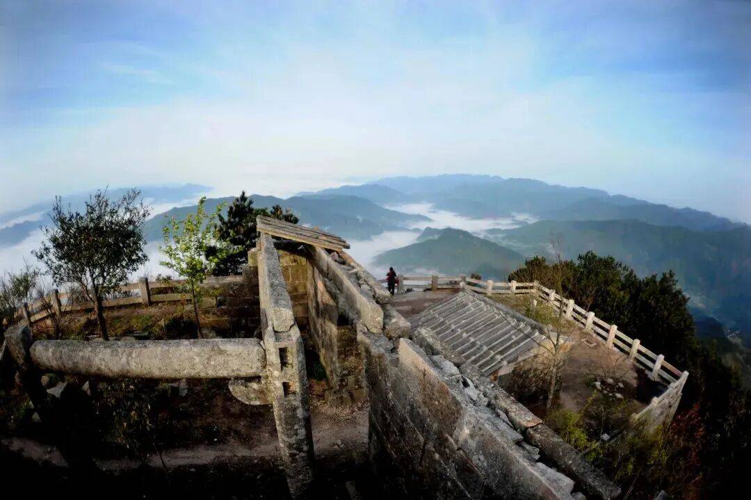 为什么年轻人迷上了爬山？ | 秋高气爽<strong></p>
<p>西安博通资讯股份</strong>，是时候出发了→