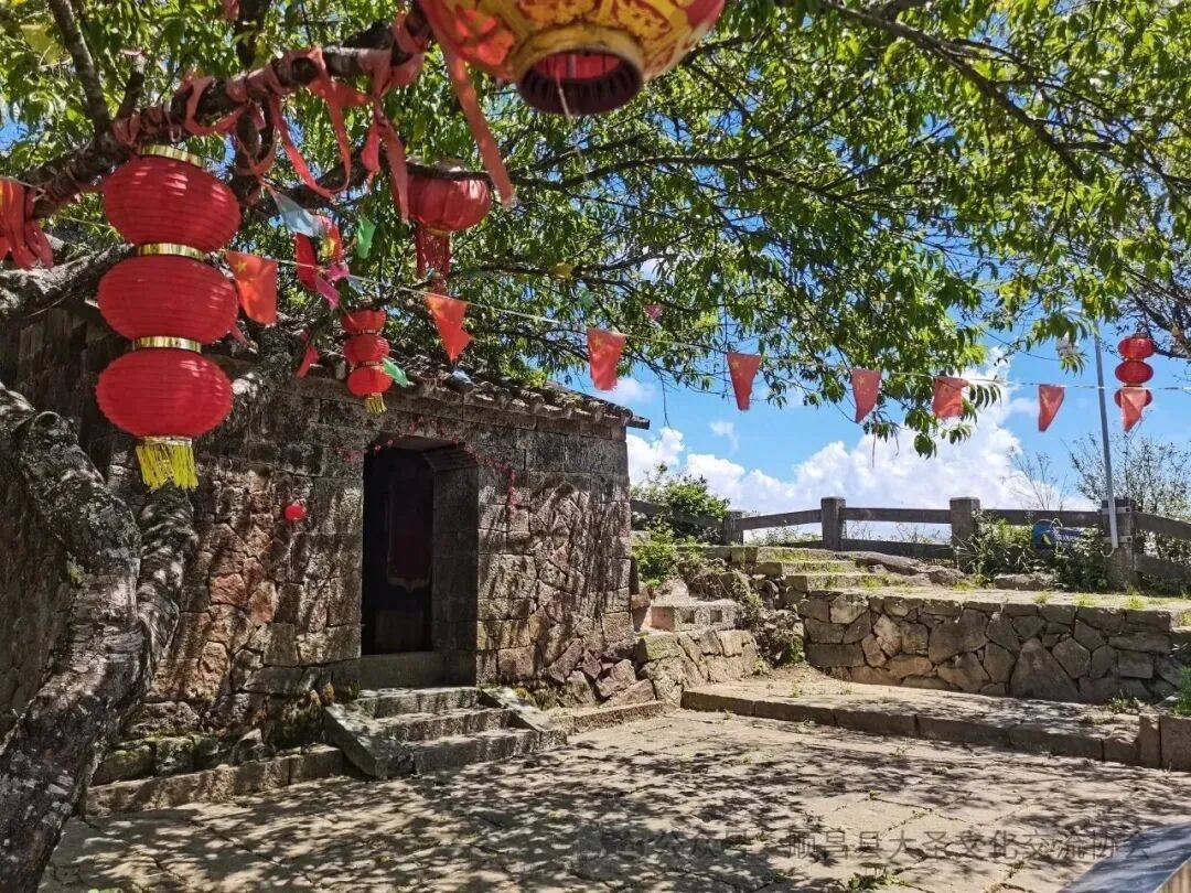 为什么年轻人迷上了爬山？ | 秋高气爽<strong></p>
<p>西安博通资讯股份</strong>，是时候出发了→