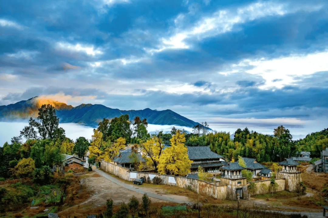 为什么年轻人迷上了爬山？ | 秋高气爽<strong></p>
<p>西安博通资讯股份</strong>，是时候出发了→