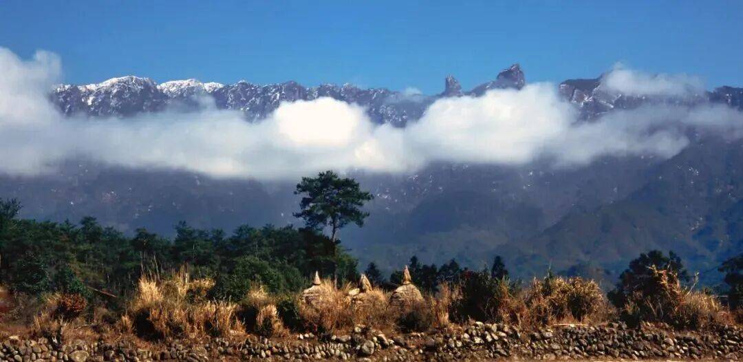 为什么年轻人迷上了爬山？ | 秋高气爽<strong></p>
<p>西安博通资讯股份</strong>，是时候出发了→