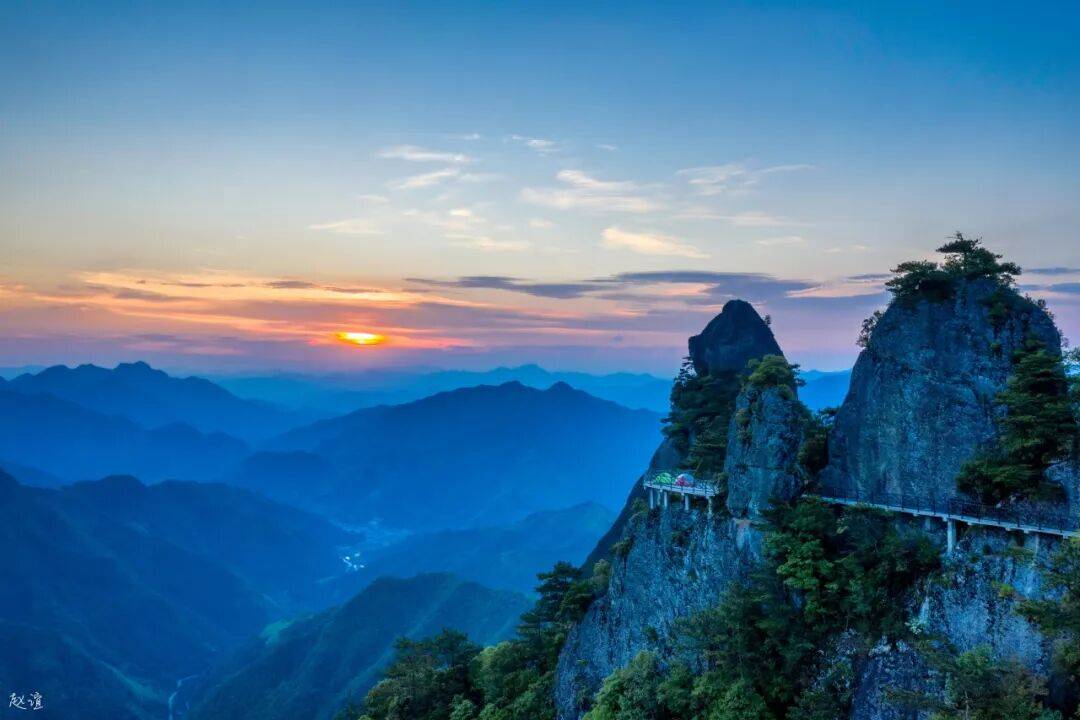 为什么年轻人迷上了爬山？ | 秋高气爽<strong></p>
<p>西安博通资讯股份</strong>，是时候出发了→