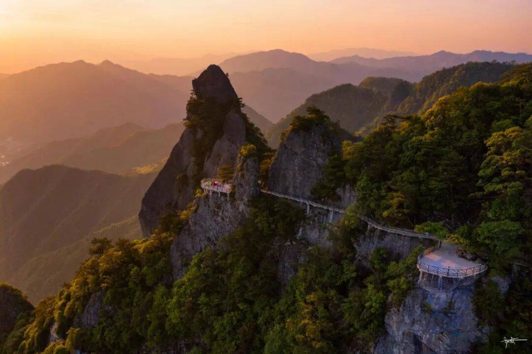 为什么年轻人迷上了爬山？ | 秋高气爽<strong></p>
<p>西安博通资讯股份</strong>，是时候出发了→