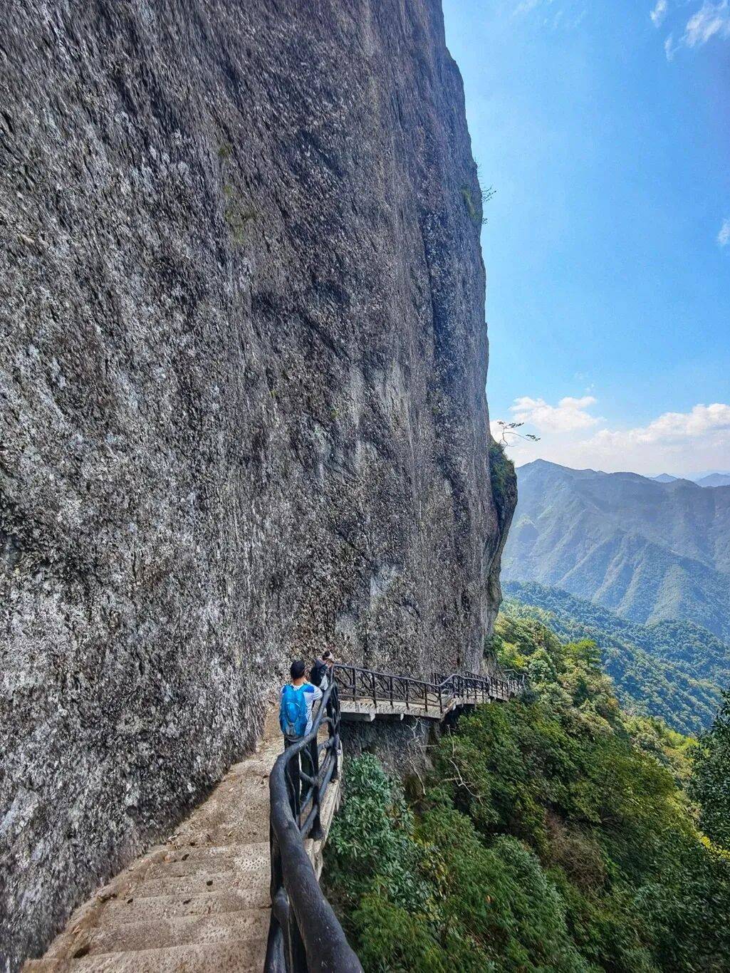 为什么年轻人迷上了爬山？ | 秋高气爽<strong></p>
<p>西安博通资讯股份</strong>，是时候出发了→