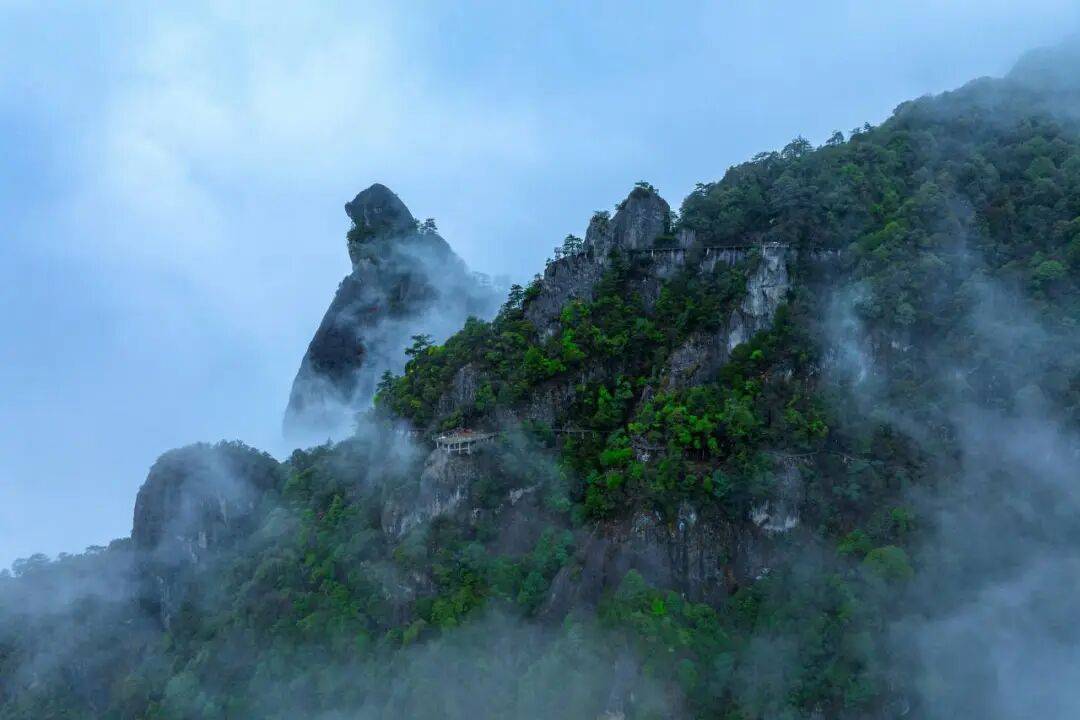 为什么年轻人迷上了爬山？ | 秋高气爽<strong></p>
<p>西安博通资讯股份</strong>，是时候出发了→