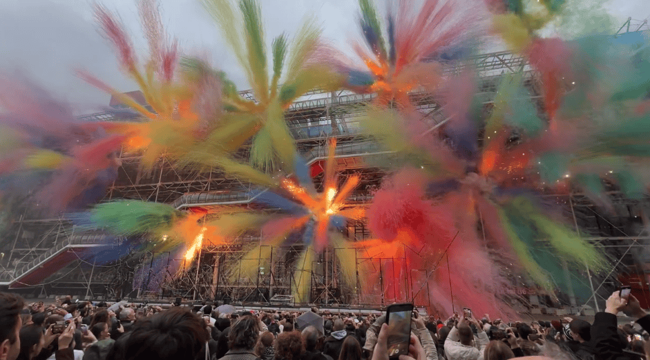 蔡国强在巴黎再办烟花秀<strong></p>
<p>听资讯</strong>，当地艺术展会宣布取消与蔡国强对话活动，活动信息从官网撤下