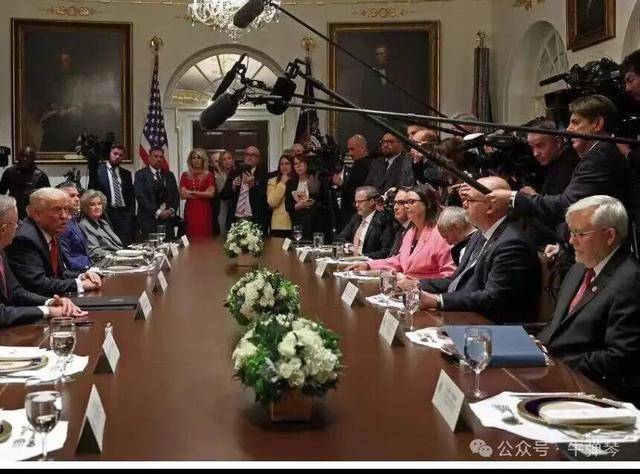 他被特朗普当众羞辱<strong></p>
<p>听资讯</strong>，全场都在哄笑