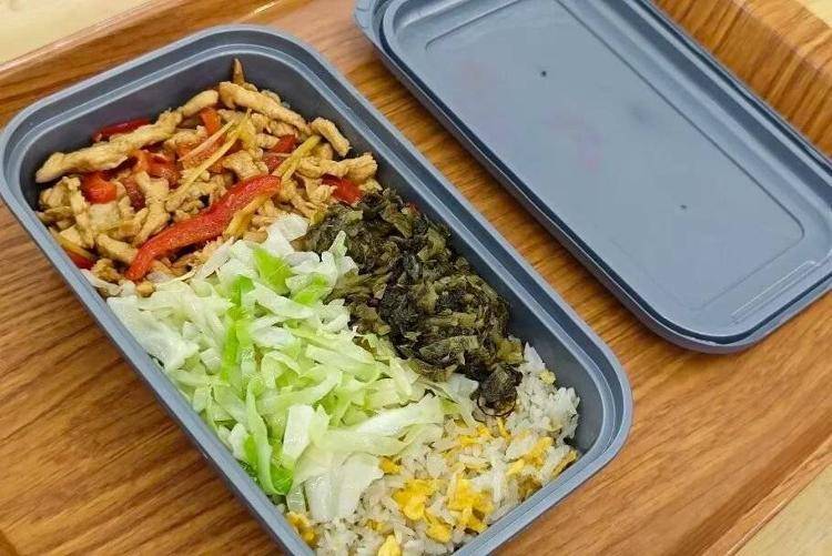 国铁成都局推出17元高铁盒饭：门店现炒<strong></p>
<p>灵通资讯招聘</strong>，送餐到座