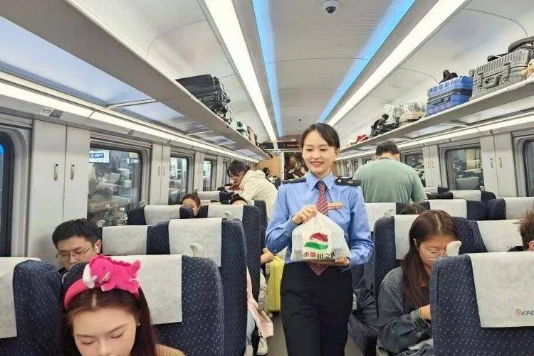 国铁成都局推出17元高铁盒饭：门店现炒<strong></p>
<p>灵通资讯招聘</strong>，送餐到座