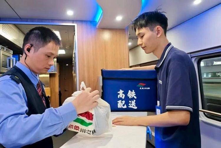 国铁成都局推出17元高铁盒饭：门店现炒<strong></p>
<p>灵通资讯招聘</strong>，送餐到座
