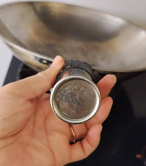 铁锅用了二三十年仍不粘不锈<strong></p>
<p>慈济全球资讯</strong>，女子在线寻厂家想“再买一个”，厂家称已停产