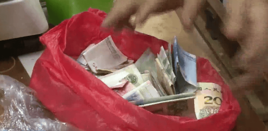 广东一男子两三年持续往批发店无故扔钱<strong></p>
<p>慈济全球资讯</strong>，店主：每次他都不承认，还钱还把钱送回来