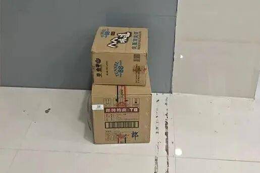 临沂俩小伙偷摸去派出所门口放下<strong></p>
<p>电商资讯平台</strong>了…