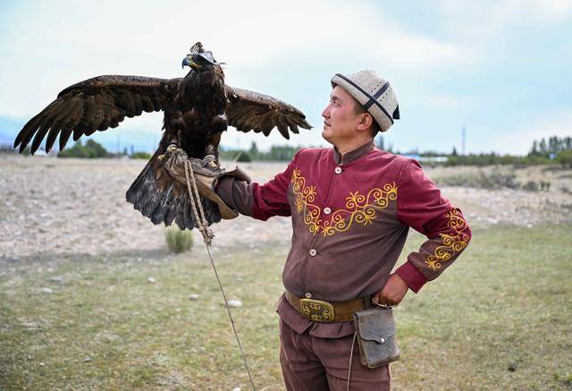 青年说 | 到中亚<strong></p>
<p>电商资讯平台</strong>，奔赴一场激动人心的“探秘”