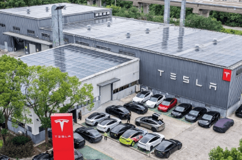 特斯拉副总裁陶琳：特斯拉上海超级工厂屋顶已铺满光伏板<strong></p>
<p>凯尔特人资讯</strong>，每年发1100万度电，减碳4600吨！隔壁储能超级工厂也在加装光伏板