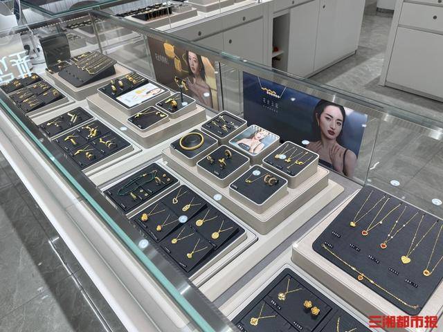 大盘金价跌破900元/克<strong></p>
<p>凯尔特人资讯</strong>，长沙市场“销售热”与“回收潮”并行