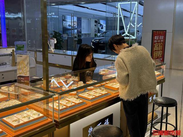 大盘金价跌破900元/克<strong></p>
<p>凯尔特人资讯</strong>，长沙市场“销售热”与“回收潮”并行