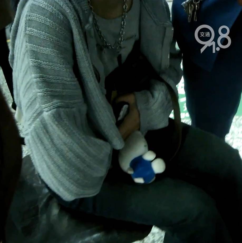 杭州地铁内<strong></p>
<p>国际原油最新资讯</strong>，女乘客突然崩溃大哭！紧接着……这一幕被拍下