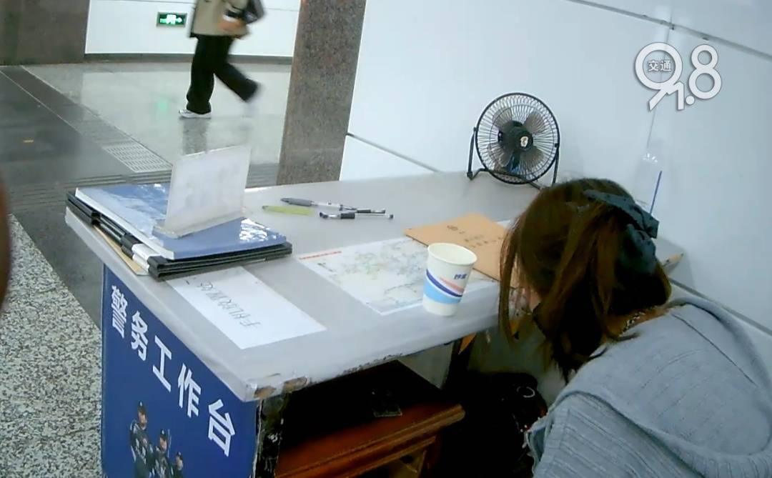 杭州地铁内<strong></p>
<p>国际原油最新资讯</strong>，女乘客突然崩溃大哭！紧接着……这一幕被拍下